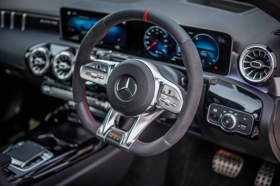 Панель приборов Mercedes-AMG A35 4Matic Sedan (V177) 2019 года  (MY) (фото 5 из 9)